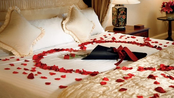 Как украсить кровать цветами