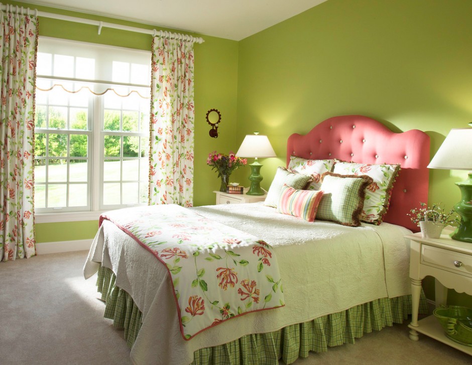 Розовое Изголовье Кровати В Зеленой Спальни